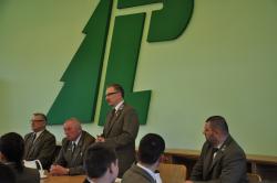 Dyrektor&#x20;Ryszard&#x20;Standio&#x20;żegna&#x20;przechodzącego&#x20;na&#x20;emeryturę&#x20;nadleśniczego&#x2e;